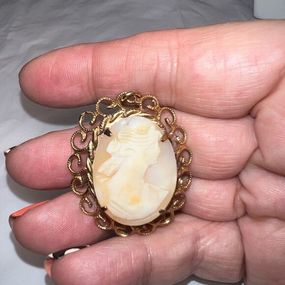 Vintage Gold Tone Cameo Pendant - Picture 2 of 8